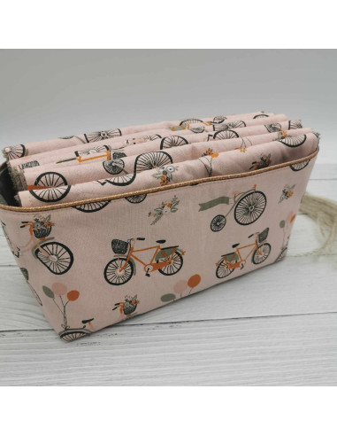 Commande de panière + 6 feuilles d'essuie-tout personnalisées avec le motif de ton choix, ou alors en gardant la surprise et en me laissant choisir les tissus.
Une feuille peut remplacer les serviettes de tables, l'essuie-tout, les torchons etc.