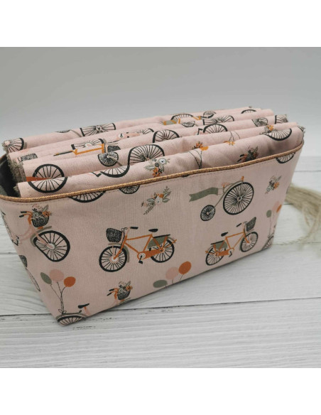 Commande de panière + 6 feuilles d'essuie-tout personnalisées avec le motif de ton choix, ou alors en gardant la surprise et en me laissant choisir les tissus.
Une feuille peut remplacer les serviettes de tables, l'essuie-tout, les torchons etc.